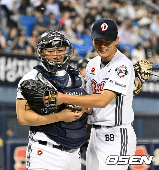 [OSEN=잠실, 이대선 기자] 19일 서울 잠실야구장에서 2026 신한 SOL KBO리그 두산 베어스와 NC 다이노스의 경기가 열렸다.이날 두산은 최민석, NC는 테일러를 선발로 내세웠다.7회초 두산 최민석이 수비를 마치고 양의지와 하이파이브를 하고 있다. 2026.05.19 /sunday@osen.co.kr