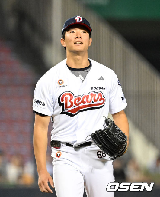 [OSEN=잠실, 이대선 기자] 19일 서울 잠실야구장에서 2026 신한 SOL KBO리그 두산 베어스와 NC 다이노스의 경기가 열렸다.이날 두산은 최민석, NC는 테일러를 선발로 내세웠다.5회초 2사 1,3루에서 두산 최민석이 NC 데이비슨을 삼진으로 처리하고 환호하고 있다. 2026.05.19 /sunday@osen.co.kr