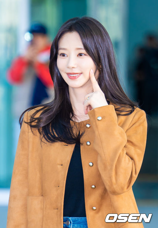 [OSEN=인천공항, 민경훈 기자] 배우 이주빈이 1일 해외 일정을 위해 인천공항을 통해 출국했다.배우 이주빈은 이날 화보 촬영을 위해 태국 방콕으로 출국했다.배우 이주빈이 출국하며 포즈를 취하고 있다. 2026.02.01 / rumi@osen.co.kr
