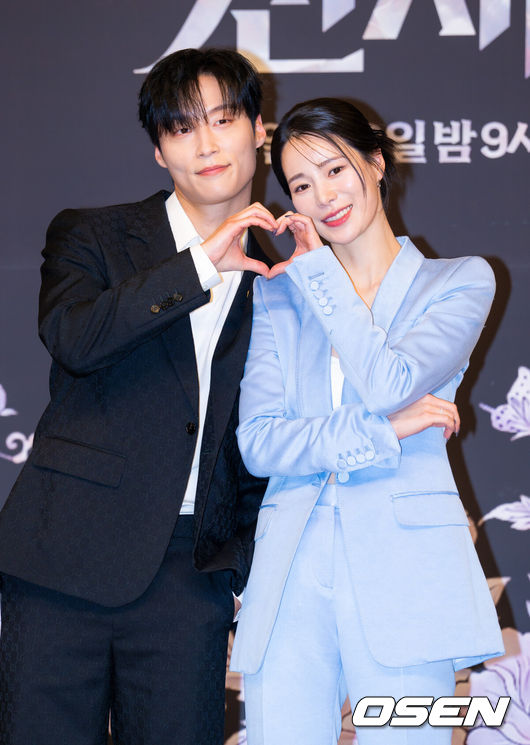 [OSEN=민경훈 기자] 7일 오후 서울 양천구 목동 SBS 방송센터 SBS홀에서 SBS 새 금토드라마 '멋진 신세계' 제작발표회가 열렸다.'멋진 신세계'는 희대의 조선 악녀 영혼이 씌어 '악질' 해진 무명배우 신서리(임지연 분)와 자본주의가 낳은 괴물이라 불리는 악질 재벌 차세계(허남준 분)의 일촉즉발 전쟁 같은 로맨스 코미디 드라마다.배우 허남준과 임지연이 포즈를 취하고 있다. 2026.05.07 / rumi@osen.co.kr