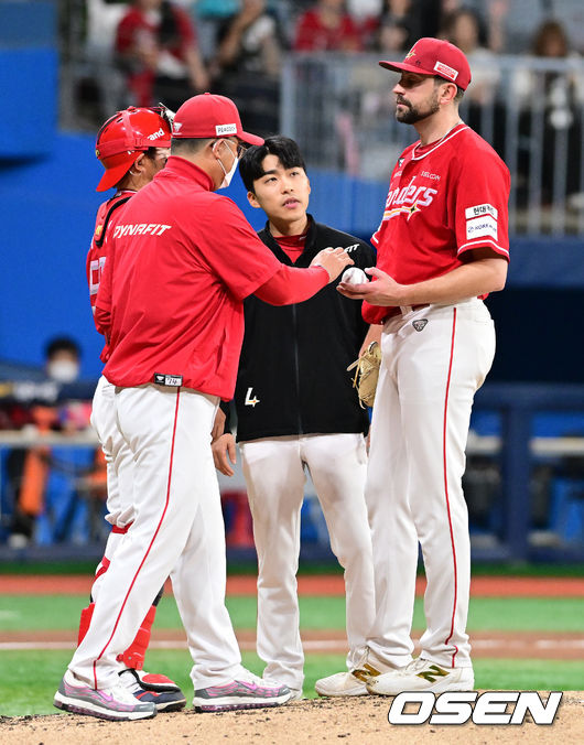 [OSEN=고척, 지형준 기자] 20일 서울 고척 스카이돔에서 2026 신한 SOL KBO리그 키움 히어로즈와 SSG 랜더스의 경기가 열렸다. 6회말 1사 1루에서 SSG 베니지아노가 교체되고 있다. 2026.05.20/ jpnews@osen.co.kr