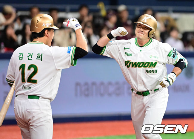 [OSEN=고척, 지형준 기자] 20일 서울 고척 스카이돔에서 2026 신한 SOL KBO리그 키움 히어로즈와 SSG 랜더스의 경기가 열렸다. 3회말 2사에서 키움 이형종이 좌월 솔로포를 날리며 김건희와 기뻐하고 있다. 2026.05.20/ jpnews@osen.co.kr