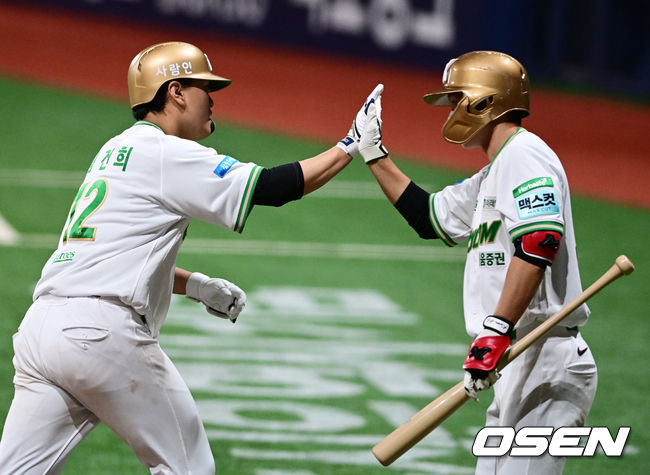 [OSEN=고척, 지형준 기자] 20일 서울 고척 스카이돔에서 2026 신한 SOL KBO리그 키움 히어로즈와 SSG 랜더스의 경기가 열렸다. 8회말 2사 1루에서 키움 김건희가 동점 투런포를 날리며 기뻐하고 있다. 2026.05.20/ jpnews@osen.co.kr