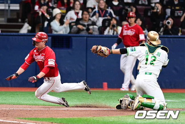 [OSEN=고척, 지형준 기자] 20일 서울 고척 스카이돔에서 2026 신한 SOL KBO리그 키움 히어로즈와 SSG 랜더스의 경기가 열렸다. 9회초 1사 2,3루에서 SSG 김정민이 최지훈의 우익수 희생플라이에 키움 김건희의 태그를 피해 홈에서 세이프되고 있다. 2026.05.20/ jpnews@osen.co.kr