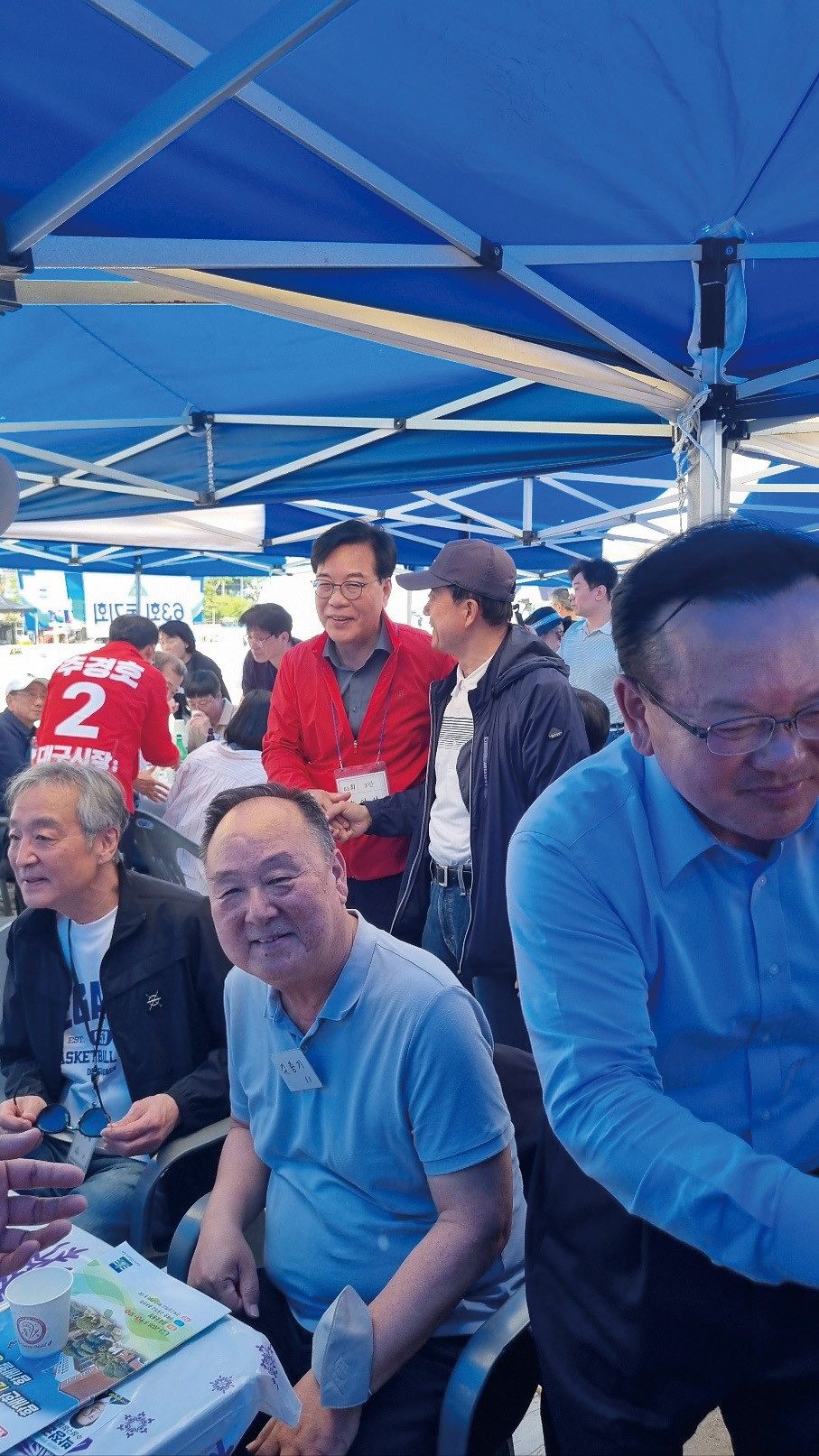 5월 11일 대구광역시 경북중·고 총동창회 체육대회를 찾은 김부겸(오른쪽) 더불어민주당 후보와 추경호(맨 왼쪽 붉은색 상의) 국민의힘 후보. [사진 중앙포토]