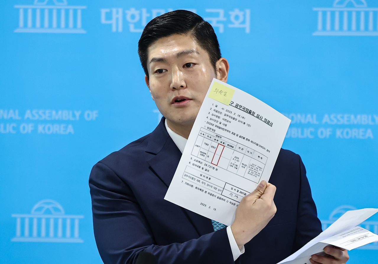  김재섭 국민의힘 의원이 서울 여의도 소통관에서 정원오 더불어민주당 서울시장 예비후보 의혹 관련 기자회견 후 백브리핑을 하고 있다. [뉴스1]