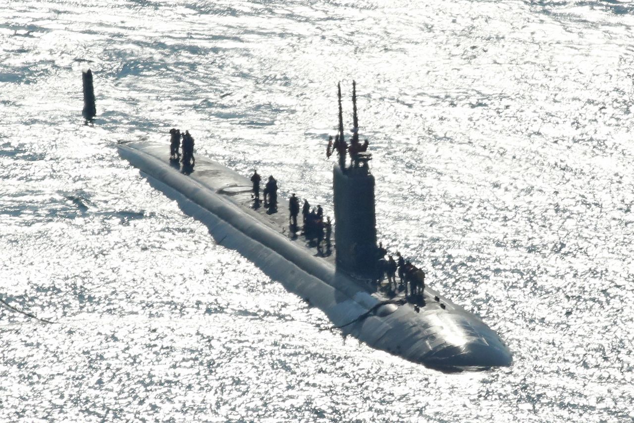 미국 해군 로스엔젤레스급 핵추진 잠수함 '알렉산드리아함'(SSN 757·6900톤급)이 지난해 2월 10일 오전 부산 남구 해군작전사령부 부산작전기지에 입항하고 있다. 1991년 취역한 알렉산드리아함은 길이 110m, 폭 10m 규모이며 군수 적재와 승조원 휴식을 위해 이날 부산에 입항했다. 알렉산드리아함이 국내에 입항한 것은 이번이 처음이다. 뉴스1