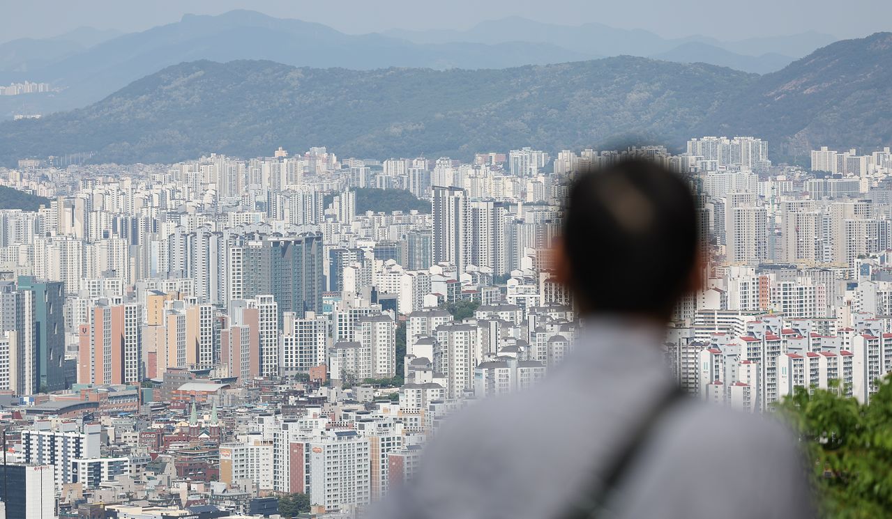 사진은 서울 남산에서 바라본 서울 시내 아파트 단지의 모습. 뉴스1