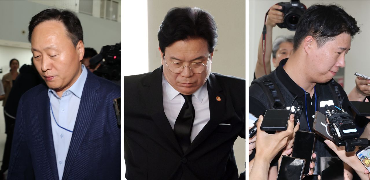 삼성전자 사측 대표교섭위원인 여명구 DS(반도체 부문) 피플팀장(왼쪽)과 삼성그룹 초기업노동조합 삼성전자지부 최승호 위원장(오른쪽). 가운데는 김영훈 고용노동부 장관. 연합뉴스