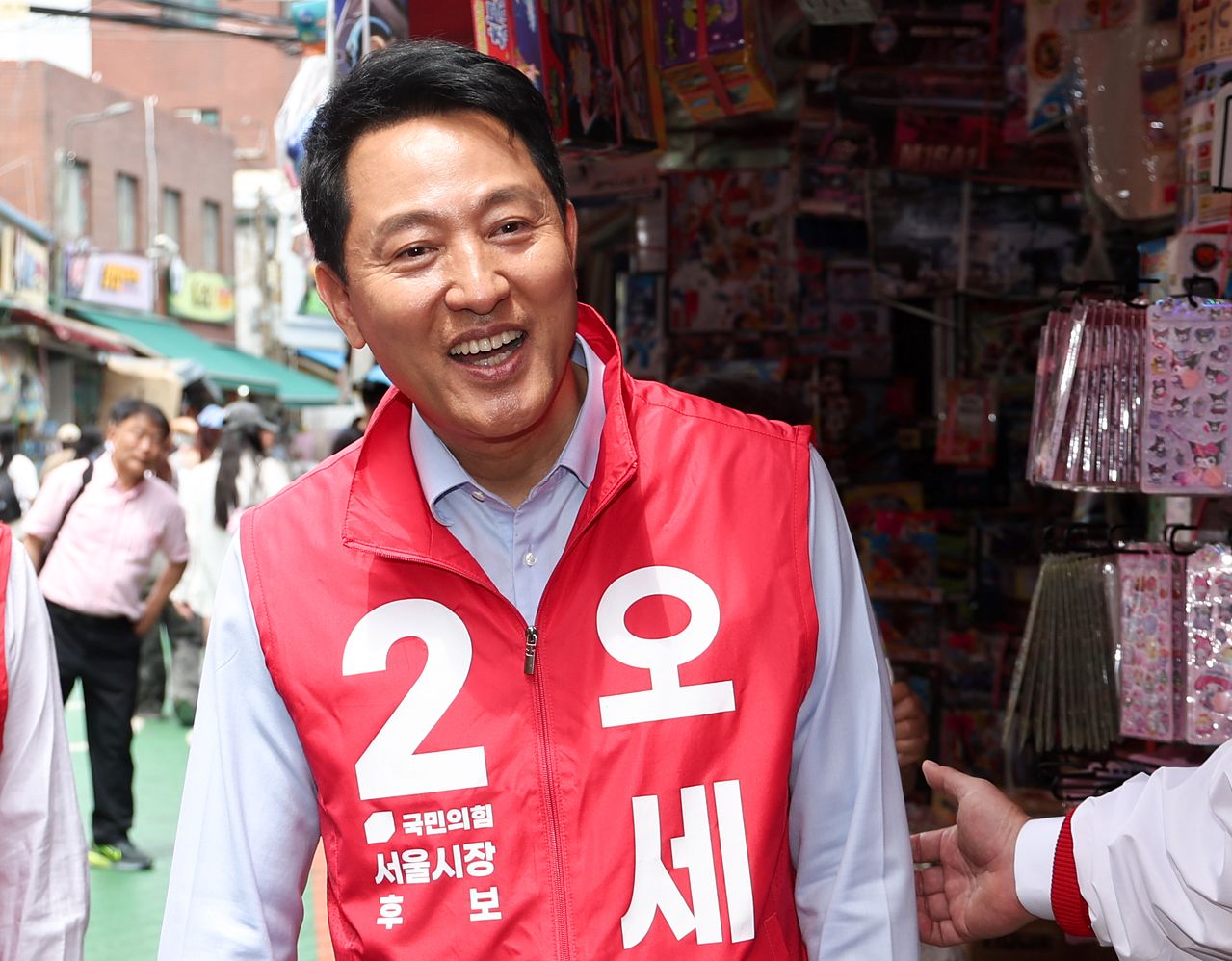 오세훈 국민의힘 서울시장 후보가 19일 오전 서울 종로구 창신동 문구완구거리에서 열린 '오세훈과 함께 걸어요'에서 시민들과 인사를 나누고 있다. [뉴스1]