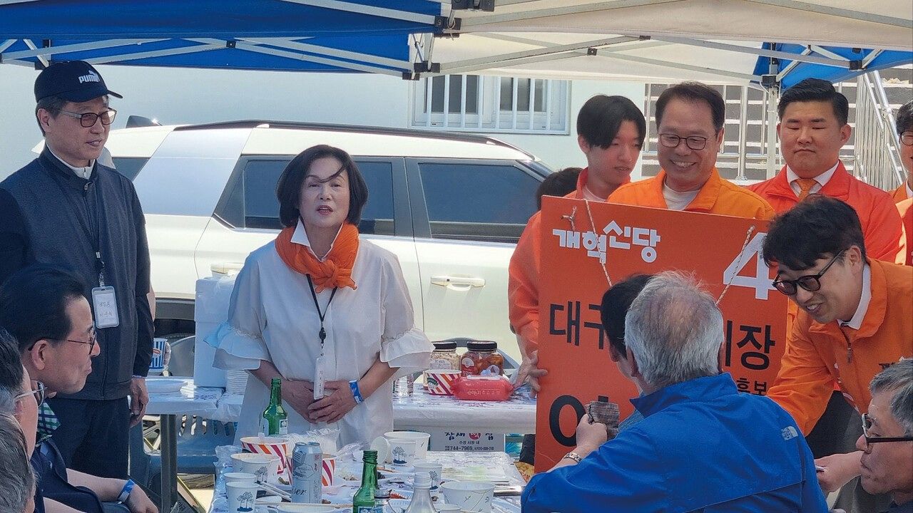 5월 11일 대구광역시 경북중·고 총동창회 체육대회를 찾은 이수찬(오른쪽 팻말을 든 사람) 개혁신당 대구시장 후보가 이준석 개혁신당 대표의 부모(왼쪽 서 있는 남녀)와 함께 참석자들에게 인사를 하고 있다. [중앙포토]