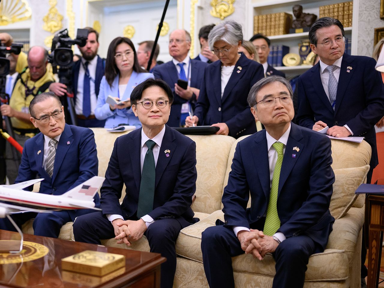 지난해 8월 25일(현지시간) 미국 백악관 오벌오피스(미 대통령 집무실) 열린 이재명 대통령과 도널드 트럼프 미국 대통령 간 한미정상회담에 배석한 한국 측 참모들. (앞줄 오른쪽부터)조현 외교부 장관, 김정관 산업통상자원부 장관, 위성락 대통령실 국가안보실장, (뒷줄 오른쪽부터) 김용범 대통령실 정책실장, 강경화 주미한국대사 내정자, 강유정 대통령실 대변인. 백악관