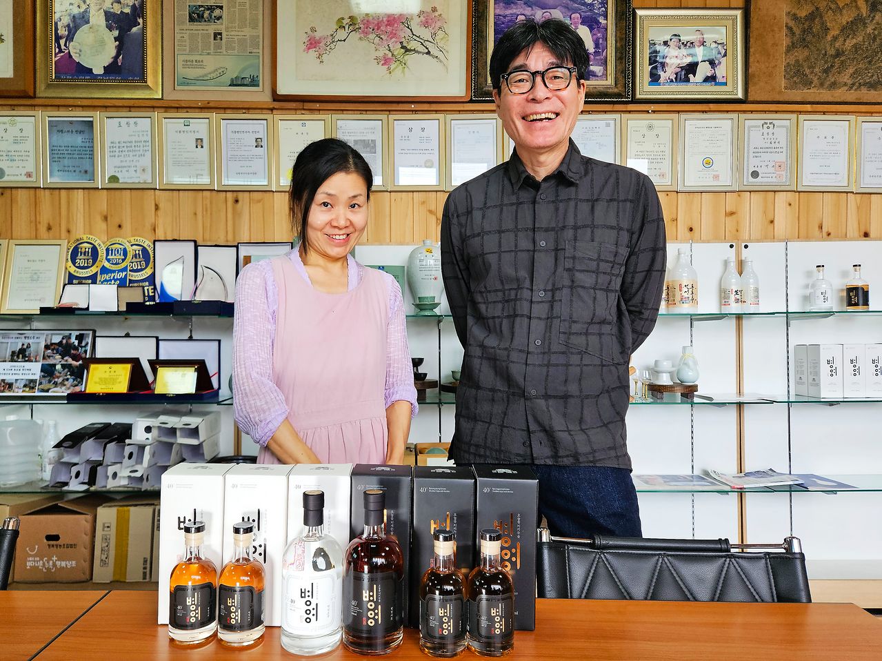 전남 강진 병영양조장에서 박찬일 셰프와 김지유 병영양조장 실장. 김지유 실장은 대한민국 식품명인 고 김견식 대표의 딸이다. 손민호 기자 