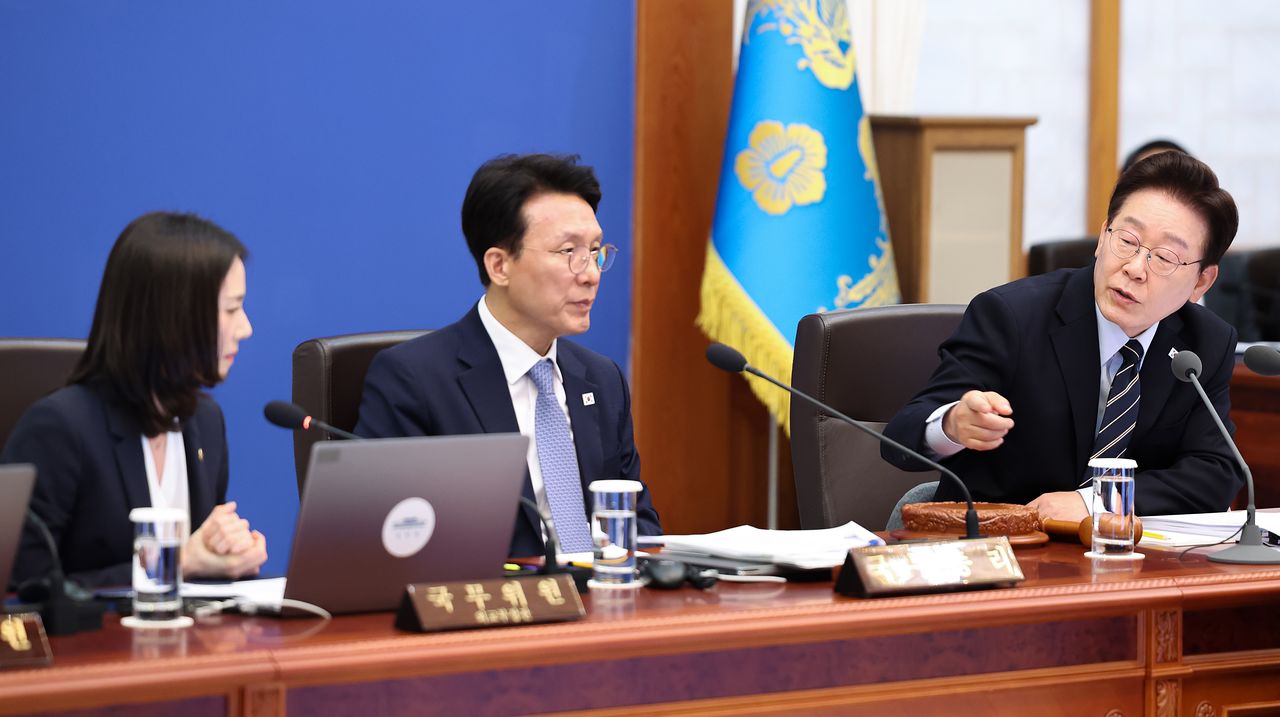 이재명 대통령이 20일 청와대에서 열린 국무회의 겸 비상경제점검회의에서 김진아 외교부 2차관에게 질문하고 있다. 가운데는 김민석 국무총리. 연합뉴스