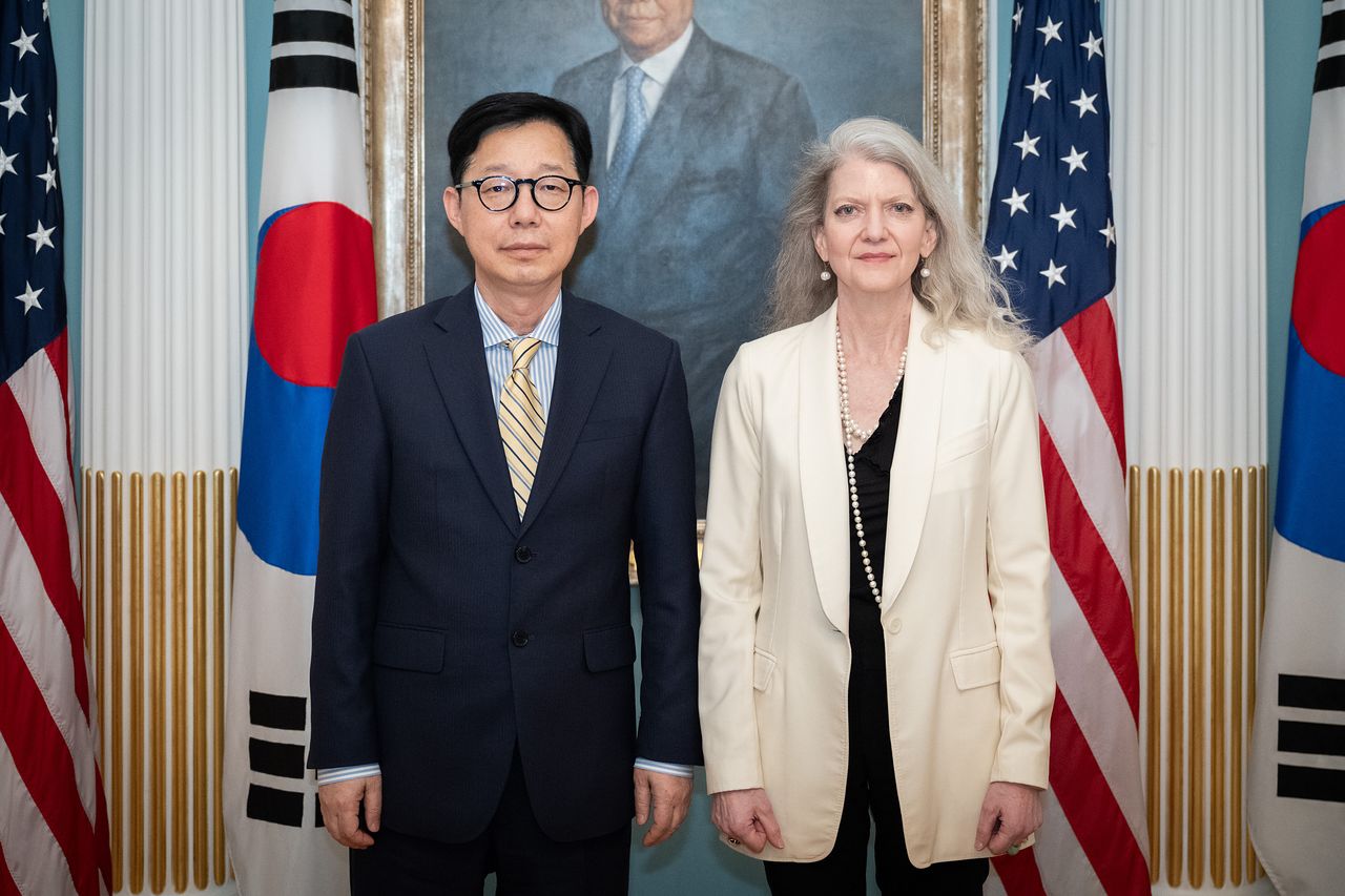 박윤주 외교부 1차관(왼쪽)과 앨리슨 후커 미국 국무부 정무차관이 19일(현지시간) 미 워싱턴DC 국무부 청사에서 회담에 앞서 기념사진을 찍고 있다. 외교부