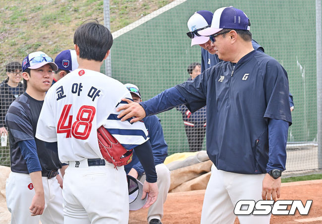 [OSEN=타이난(대만) , 이석우 기자] 프로야구 롯데 자이언츠가 1일(한국시간) 대만 타이난 아시아-태평양 국제야구센터에 스프링캠프를 차리고 구슬땀을 흘렸다.김태형 감독 등코치진과 투수20명,포수5명,내야수9명,외야수7명 등 총41명의 선수단이 1월 20일까지 1차 캠프에서 체력 강화와 기술 훈련을 치른 뒤 21일부터 3월 5일까지 일본 미야자키로 옮겨 2차 캠프에서 구춘리그에 참가해 실전 감각을 점검한다.롯데 김태형 감독이 불펜투구를 마친 쿄야마 투수와 얘기하고 있다. 2026.02.01 / foto0307@osen.co.kr
