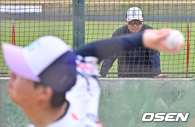 [OSEN=타이난(대만) , 이석우 기자] 프로야구 롯데 자이언츠가 1일(한국시간) 대만 타이난 아시아-태평양 국제야구센터에 스프링캠프를 차리고 구슬땀을 흘렸다.김태형 감독 등코치진과 투수20명,포수5명,내야수9명,외야수7명 등 총41명의 선수단이 1월 20일까지 1차 캠프에서 체력 강화와 기술 훈련을 치른 뒤 21일부터 3월 5일까지 일본 미야자키로 옮겨 2차 캠프에서 구춘리그에 참가해 실전 감각을 점검한다.롯데 김태형 감독이 쿄야마 투수의 불펜투구를 지켜보고 있다. 2026.02.01 / foto0307@osen.co.kr