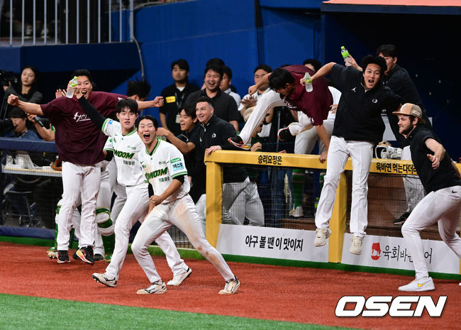 [OSEN=고척, 지형준 기자] 20일 서울 고척 스카이돔에서 2026 신한 SOL KBO리그 키움 히어로즈와 SSG 랜더스의 경기가 열렸다. 키움 김웅빈이 끝내기 안타를 날리자 더그아웃의 동료선수들이 기뻐하고 있다. 2026.05.20/ jpnews@osen.co.kr