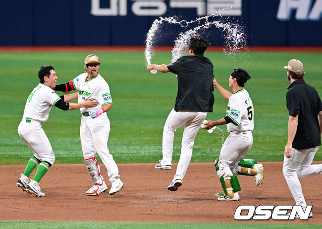 [OSEN=고척, 지형준 기자] 20일 서울 고척 스카이돔에서 2026 신한 SOL KBO리그 키움 히어로즈와 SSG 랜더스의 경기가 열렸다. 키움 김웅빈이 끝내기 안타를 날리며 동료선수들과 기뻐하고 있다. 2026.05.20/ jpnews@osen.co.kr