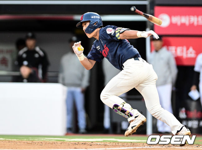 [OSEN=수원, 조은정 기자]6일 경기도 수원 KT위즈파크에서 2026 신한 SOL KBO리그 KT 위즈와 롯데 자이언츠의 경기가 열렸다.이날 KT는 보쉴리, 롯데는 비슬리를 선발투수로 내세웠다.3회초 롯데 선두타자 전민재가 좌익선상 안타를 날리고 있다. 2026.05.06 /cej@osen.co.kr