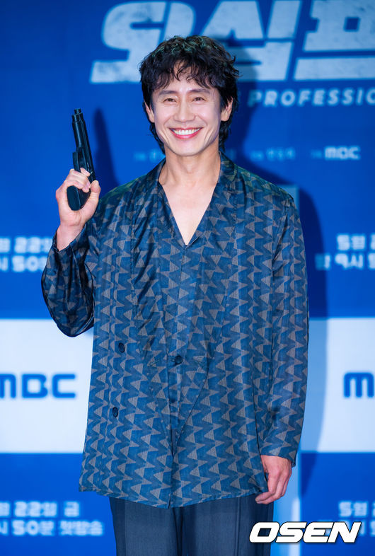 [OSEN=민경훈 기자] 21일 오후 서울 마포구 상암동 상암동MBC신사옥방송센터 골든마우스홀에서 MBC 새 금토드라마 ‘오십프로’ 제작발표회가 열렸다.'오십프로'는평범해 보여도 끗발 좀 날리던 세 남자가 운명에 의해 다시 움직이게 되는 이야기를 그린 작품이다. 특히 베테랑 연기자 신하균, 오정세, 허성태의 조합이 기대를 모은다.배우 신하균이 포토타임을 가지고 있다. 2026.02.19 / rumi@osen.co.kr
