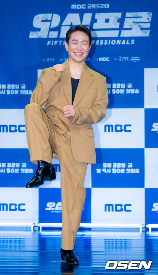 [OSEN=민경훈 기자] 21일 오후 서울 마포구 상암동 상암동MBC신사옥방송센터 골든마우스홀에서 MBC 새 금토드라마 ‘오십프로’ 제작발표회가 열렸다.'오십프로'는평범해 보여도 끗발 좀 날리던 세 남자가 운명에 의해 다시 움직이게 되는 이야기를 그린 작품이다. 특히 베테랑 연기자 신하균, 오정세, 허성태의 조합이 기대를 모은다.배우 오정세가 포토타임을 가지고 있다. 2026.02.19 / rumi@osen.co.kr