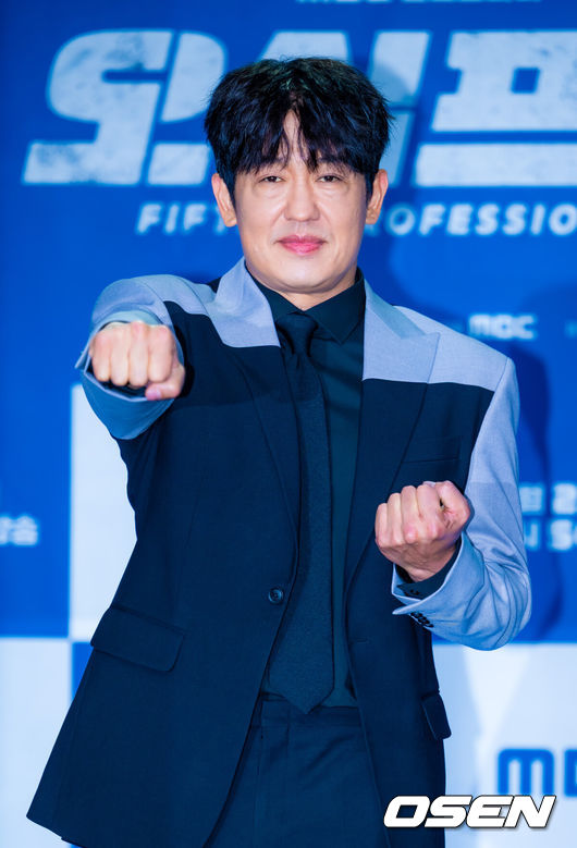[OSEN=민경훈 기자] 21일 오후 서울 마포구 상암동 상암동MBC신사옥방송센터 골든마우스홀에서 MBC 새 금토드라마 ‘오십프로’ 제작발표회가 열렸다.'오십프로'는평범해 보여도 끗발 좀 날리던 세 남자가 운명에 의해 다시 움직이게 되는 이야기를 그린 작품이다. 특히 베테랑 연기자 신하균, 오정세, 허성태의 조합이 기대를 모은다.배우 허성태가 포토타임을 가지고 있다. 2026.02.19 / rumi@osen.co.kr