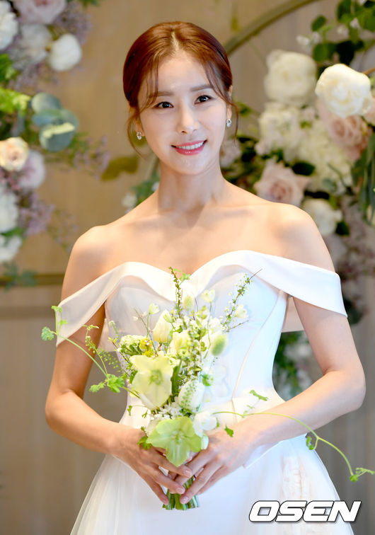 [OSEN=김성락 기자] 5일 오후 서울 신천동 롯데 시그니엘호텔에서 배우 한다감(한은정) 결혼 기자회견이 열렸다. 배우 한다감(한은정)이 포토타임을 하고 있다./ksl0919@osen.co.kr 