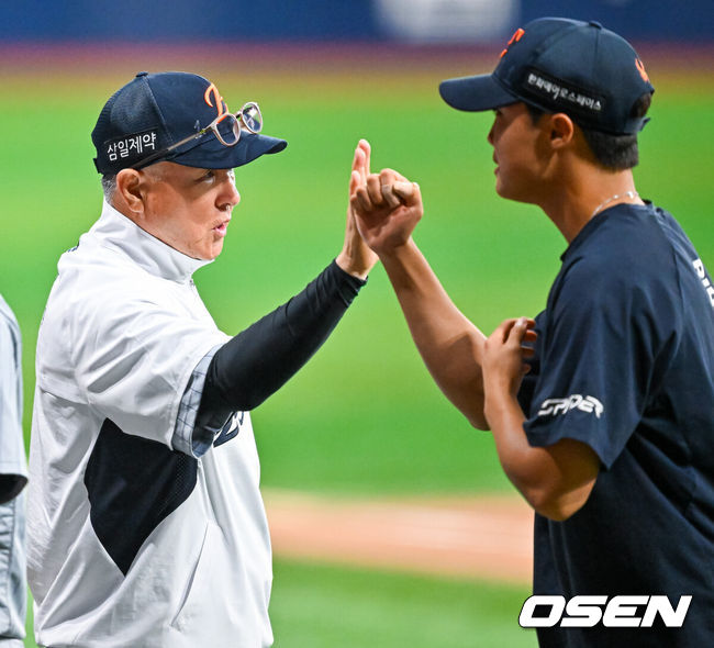 [OSEN=고척, 민경훈 기자] 14일 서울 고척 스카이돔에서 2026 신한 SOL KBO리그 키움 히어로즈와 한화 이글스의 경기가 열렸다.이 경기에서 한화는 키움에 10-1로 승리했다. 이날 승리로 지난 경기 패배를 설욕하고 위닝시리즈를 달성했다. 최근 3연속 위닝시리즈다.경기를 마치고 한화 김경문 감독이 정우주와 하이파이브를 하고 있다. 2026.05.14 / rumi@osen.co.kr