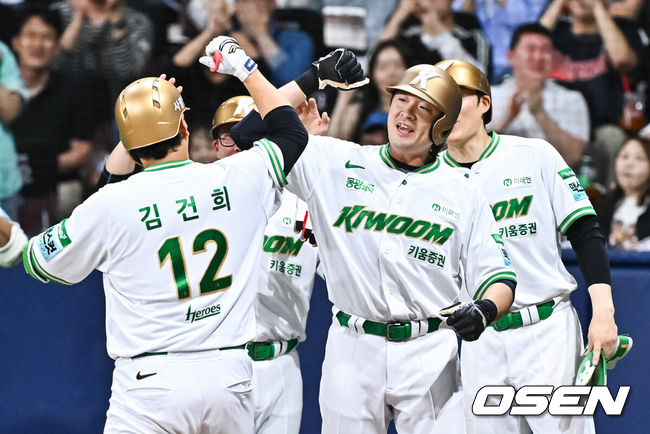 [OSEN=고척, 박준형 기자] 21일 오후 서울 고척스카이돔에서 2026 신한 SOL KBO 리그 키움 히어로즈와 SSG 랜더스의 경기가 진행됐다.이날 경기에서 키움은 알칸타라를, SSG는 긴지로를 선발투수로 내세웠다.3회말 2사 만루 키움 김건희가 만루 홈런을 날리고 동료들 축하 받으며 홈을 밟고 있다.  2026.05.21 / soul1014@osen.co.kr