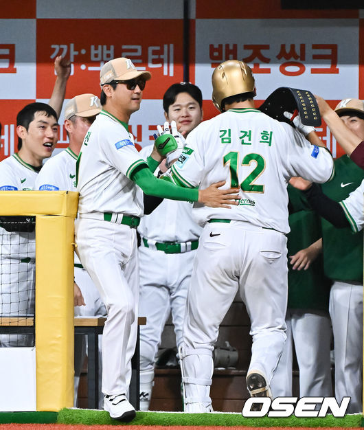 [OSEN=고척, 박준형 기자] 21일 오후 서울 고척스카이돔에서 2026 신한 SOL KBO 리그 키움 히어로즈와 SSG 랜더스의 경기가 진행됐다.이날 경기에서 키움은 알칸타라를, SSG는 긴지로를 선발투수로 내세웠다.3회말 2사 만루 키움 김건희가 만루 홈런을 날리고 설종진 감독의 축하 받으며 더그아웃으로 들어가고 있다.   2026.05.21 / soul1014@osen.co.kr