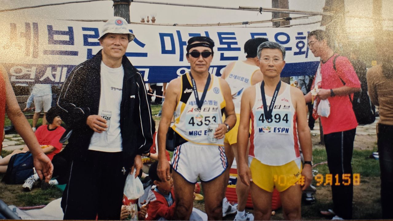 '나이 들어 달리기는 금물'이지만, 조범구 의사(가운데)는 환갑이 넘어 처음으로 풀코스 마라톤을 완주했다. 2002년 63세 조범구가 세브란스병원 직원들과 함께 마라톤을 완주하고 찍은 기념 사진. 사진 조범구