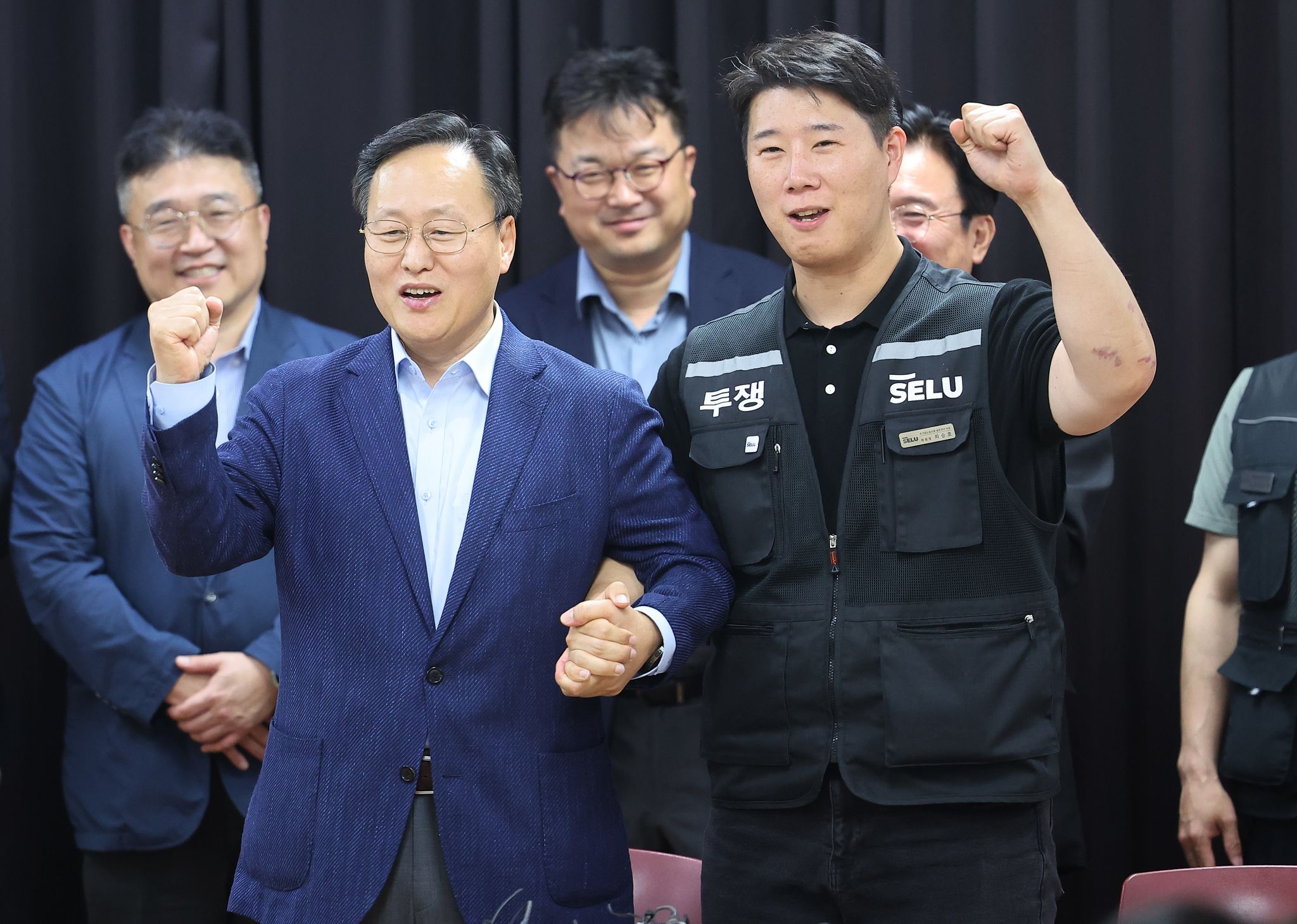 20일 경기도 수원시 장안구 경기고용노동청에서 열린 삼성전자 임금협상을 마친 후 여명구 삼성전자 DS(디바이스솔루션 반도체 사업 담당) 피플팀장과 최승호 삼성그룹 초기업노동조합 삼성전자지부 위원장이 잠정 합의한에 서명한 후 파이팅을 외치고 있다. 김성룡 기자