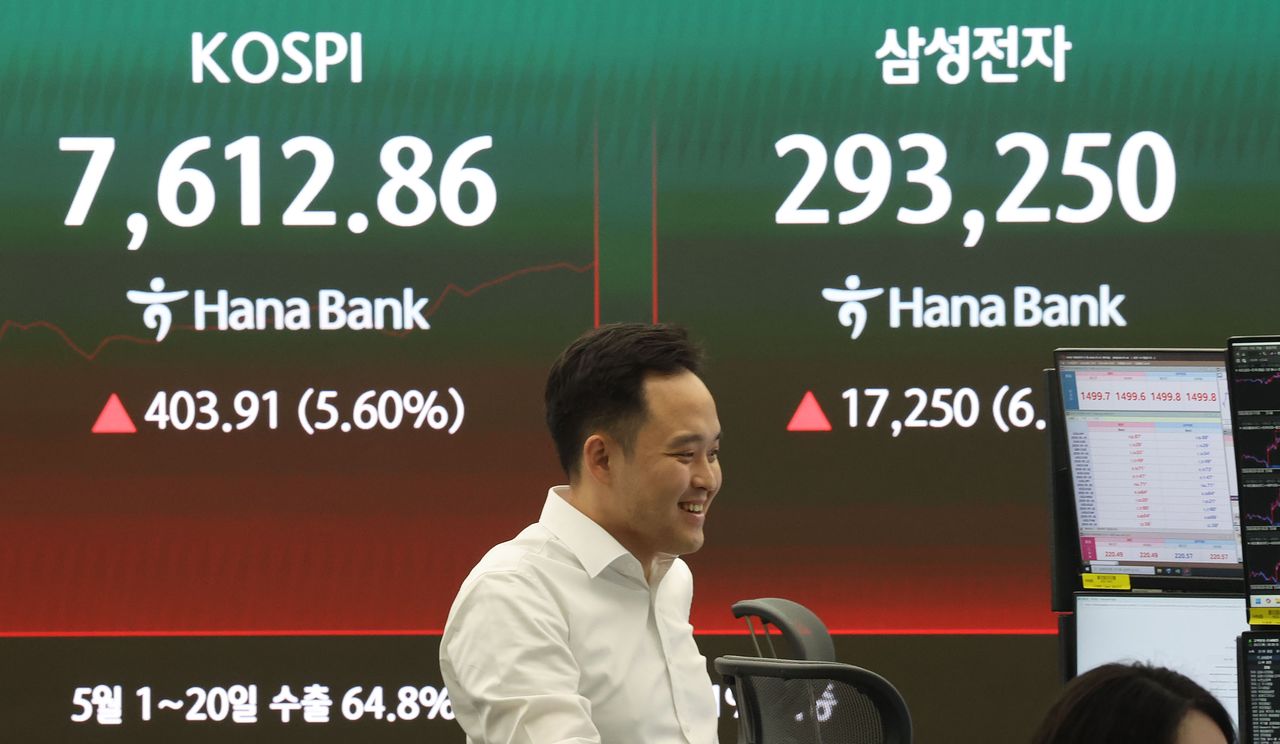 21일 오전 서울 중구 하나은행 딜링룸에서 딜러들이 업무를 보고 있다. 코스피가 전 거래일 대비 277.42포인트(3.85%) 상승한 7486.37에 출발했다. 원달러 환율은 7.3원 내린 1499.5원으로, 코스닥 지수는 29.23포인트(2.77%) 오른 1085.30에 거래를 시작했다. 뉴시스