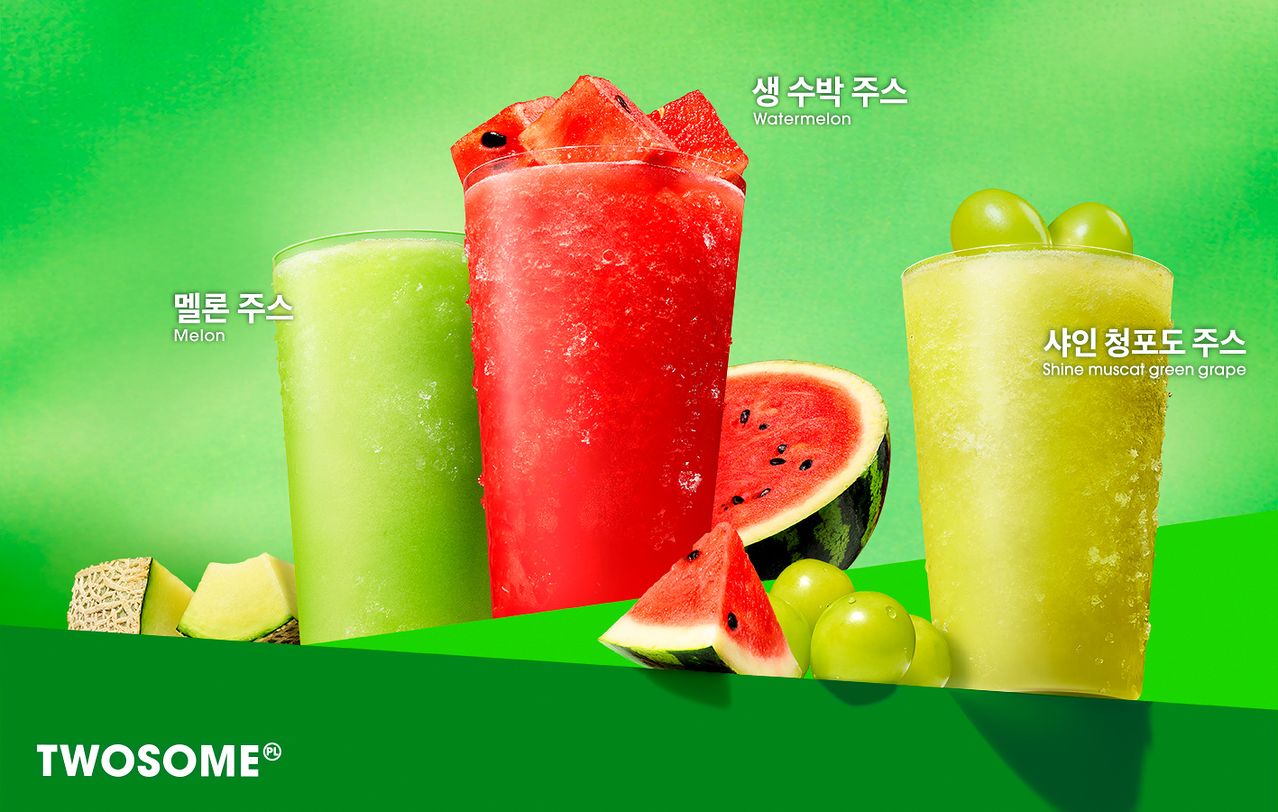 투썸플레이스가 생 수박·샤인 청포도·멜론 주스 등 과일 원물을 활용한 여름 시즌 음료 3종을 출시했다. 사진 투썸플레이스 