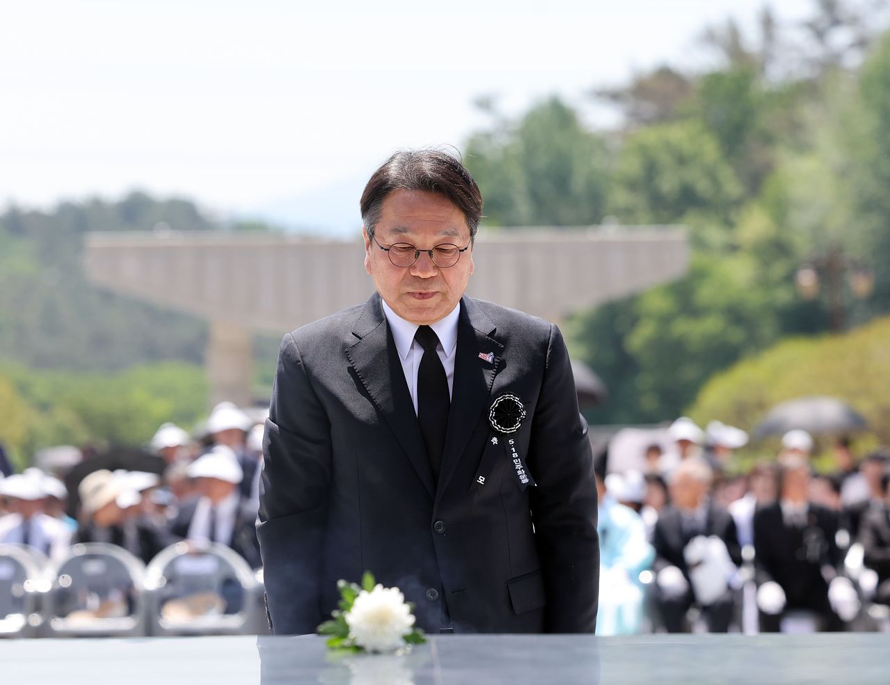 제46주년 5·18민주화운동 기념일을 하루 앞둔 지난 17일 광주광역기 북구 운정동 국립 5·18민주묘지 추모식에서 강기정 시장이 헌화하고 있다. 뉴스1