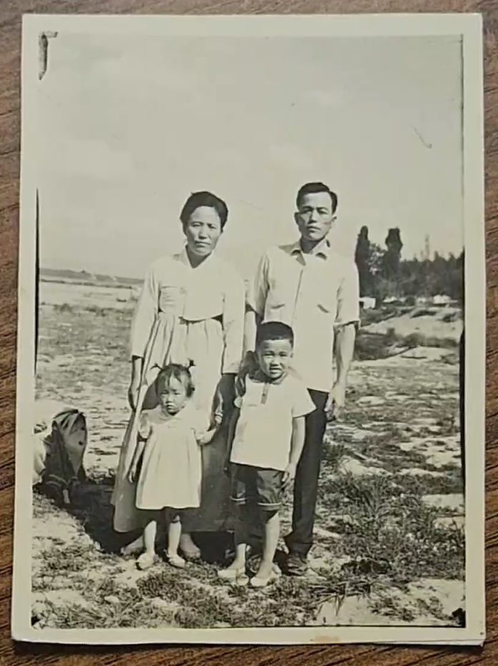 추경호 국민의힘 대구시장 후보가 어린 시절 가족과 함께 찍은 사진. 사진 추경호 국민의힘 대구시장 후보 캠프