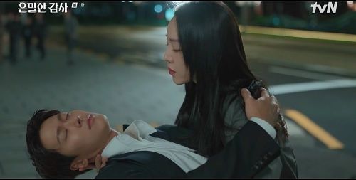 tvN 드라마 '은밀한 감사' 속 한 장면. 주인아(신혜선)가 넘어질 뻔한 노기준(공명)을 보호한다. [tvN]