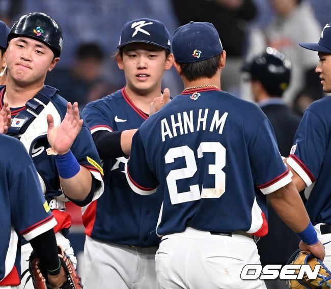 [OSEN=오사카(일본), 손용호 기자] 한국 WBC 대표팀은 3일 일본 오사카 교세라돔에서 열린 오릭스 버팔로스와 2026 WBC 공식 평가전에서 8-5로 승리를 거뒀다. 9회말 한국 대표팀 유니폼을 입고 마운드에 오른 고바야시 타츠토가 승리의 기쁨을 나누고 있다. 2026.03.03 /spjj@osen.co.kr
