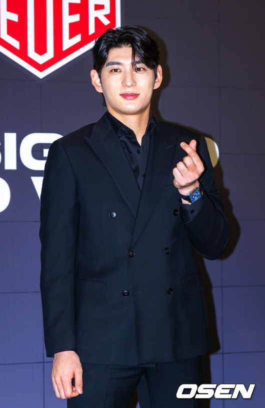 [OSEN=박준형 기자] 5일 오후 서울 강남구 웨스틴 서울 파르나스에서 시계 브랜드 태그호이어 포토월 행사가 진행됐다.이날행사에는 샌프란시스코 이정후와 개그맨 이용주가 참석했다. 이정후가 포즈를 취하고 있다.  2026.01.05 / soul1014@osen.co.kr