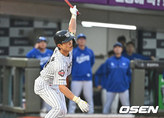 [OSEN=부산, 이석우 기자] 22일 부산 사직야구장에서 2026 신한 SOL KBO 리그 롯데 자이언츠와 삼성 라이온즈의 경기가 열렸다. 홈팀 롯데는 김진욱이, 방문팀 삼성은 오러클린이 선발 출전했다.롯데 자이언츠 전민재가 2회말 1사 좌월 솔로 홈런을 치고 있다. 2026.05.22 / foto0307@osen.co.kr