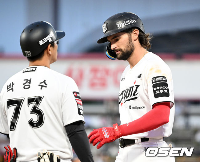 [OSEN=수원, 이대선 기자] 22일 수원 KT위즈파크에서 2026 신한 SOL KBO리그 KT 위즈와 NC 다이노스의 경기가 열렸다. 3회말 무사 1루에서 KT 힐리어드가 우전 안타를 치고 환호하고 있다. 2026.05.22 /sunday@osen.co.kr