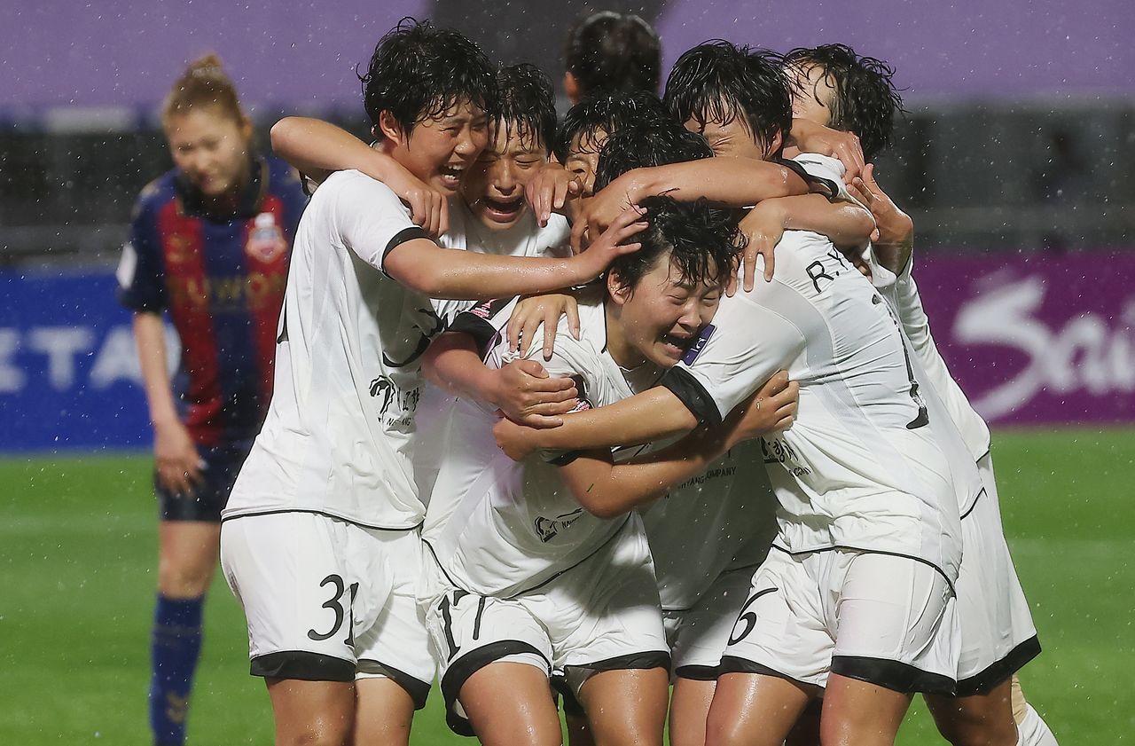 20일 수원 장안구 수원종합운동장에서 열린 아시아축구연맹(AFC) 여자 챔피언스리그(AWCL) 4강 수원FC 위민과 내고향여자축구단의 경기. 내고향 김경영이 골을 넣고 동료들과 기뻐하고 있다. 연합뉴스