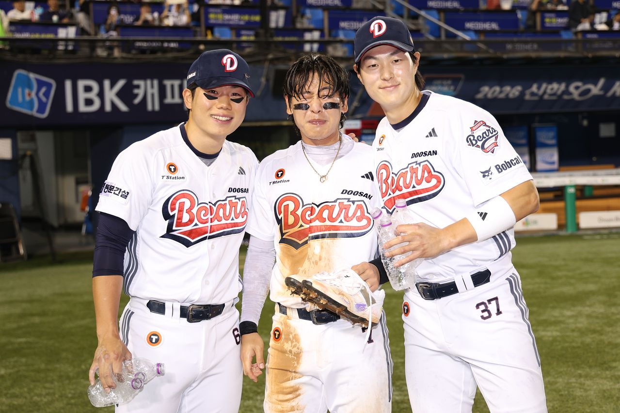 활약을 펼친 박찬호(가운데)에게 물을 뿌리며 축하한 오명진(왼쪽)과 박지훈. 사진 두산 베어스