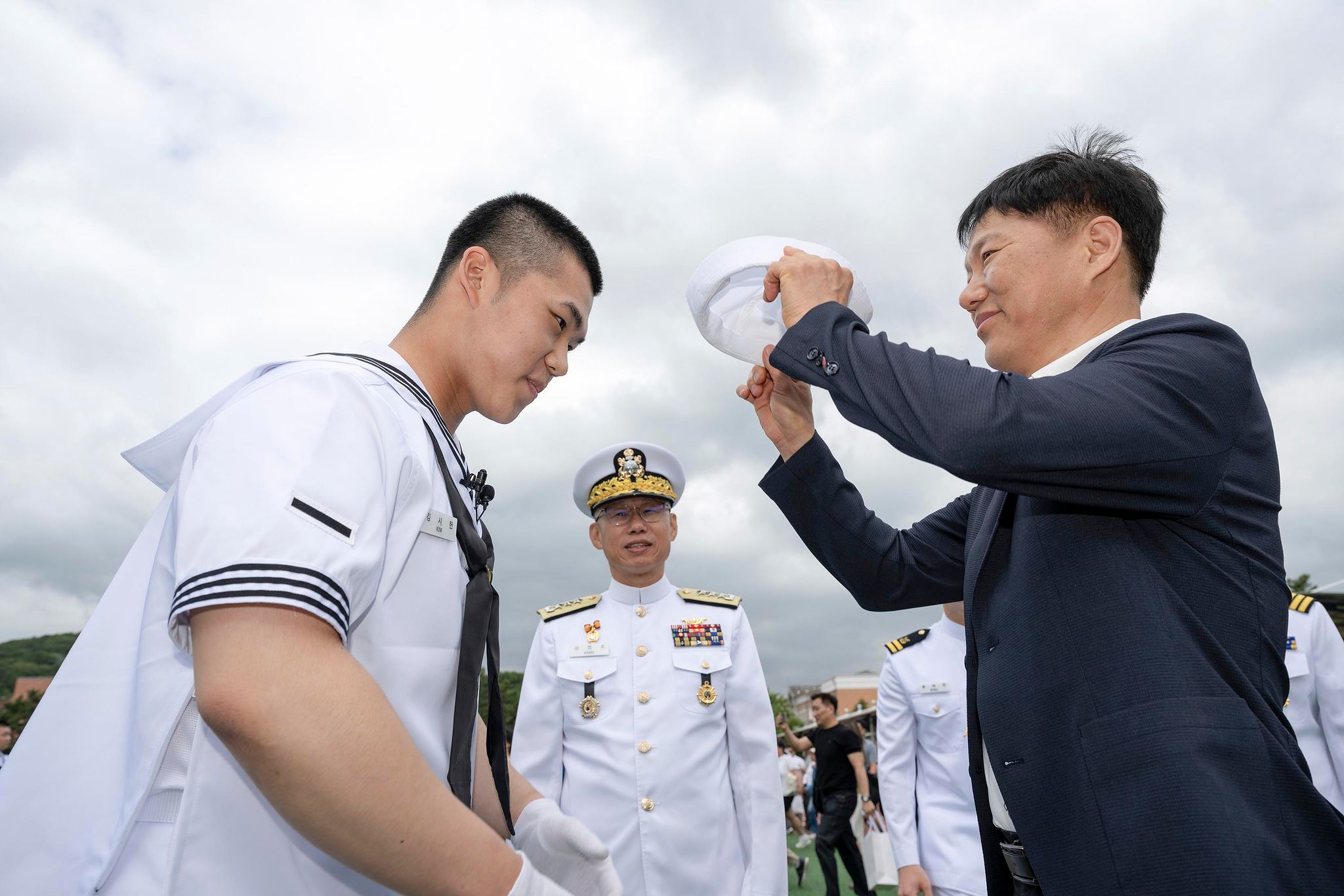  '해군병 724기 수료식'에서 해군병이 정모를 수여받고 있다. 사진 해군교육사령부