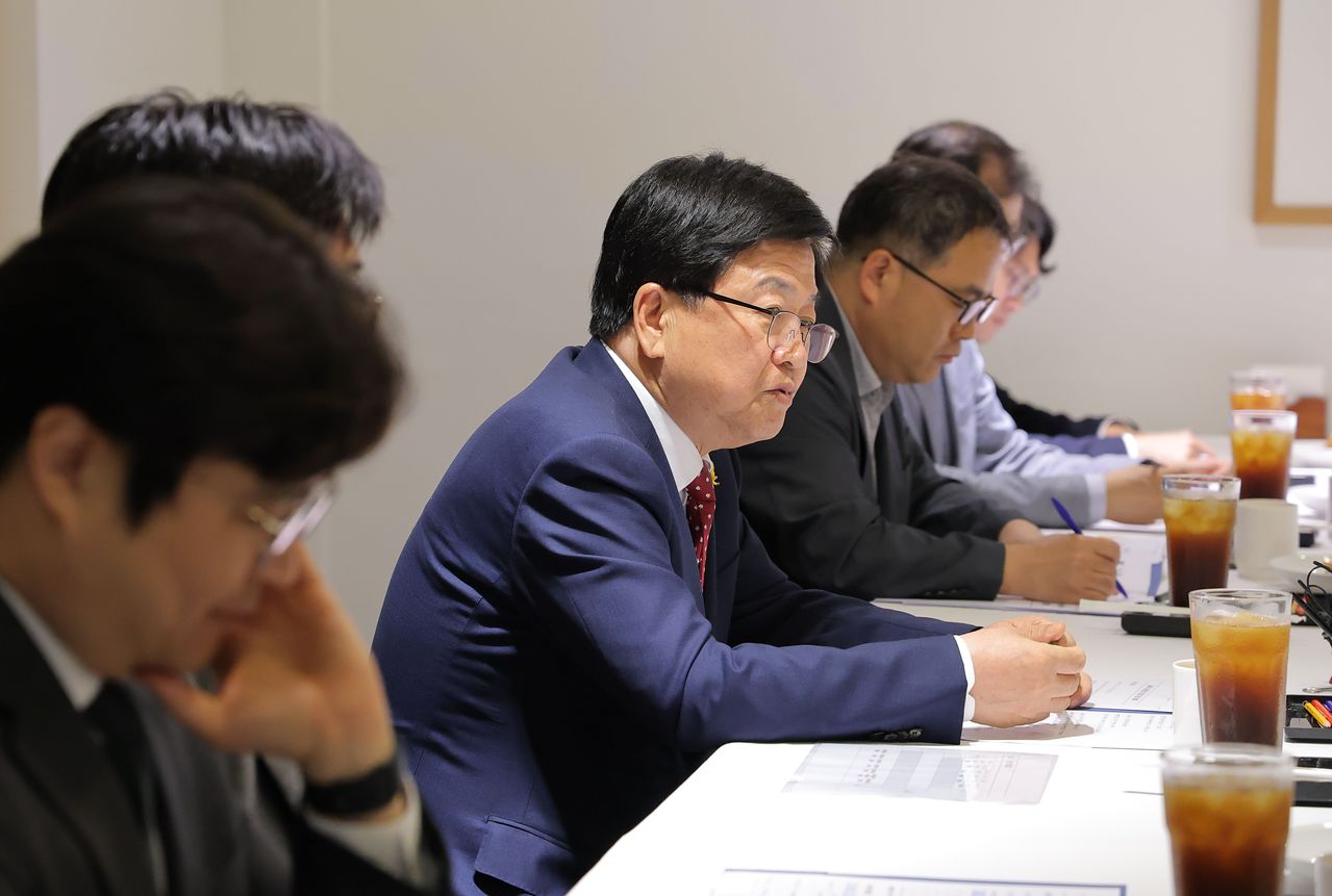 최교진 교육부 장관이 21일 서울 중구 컨퍼런스하우스 달개비에서 열린 현장체험학습 지원 방안 논의를 위한 교원단체 간담회에서 인사말을 하고 있다. 연합뉴스