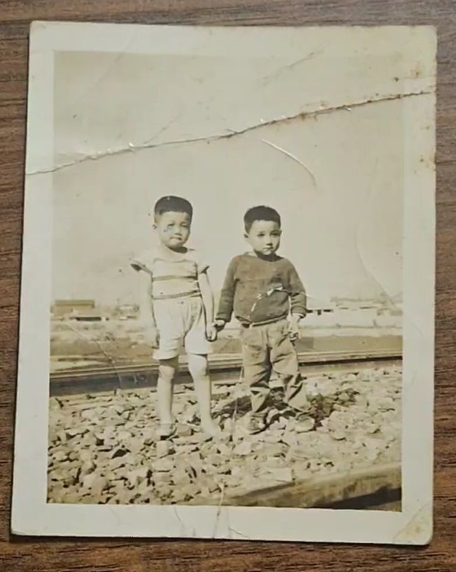 추경호 국민의힘 대구시장 후보가 어린 시절 철길 위에서 이종사촌과 함께 찍은 사진. 왼쪽 고무신 신은 어린이가 추 후보다. 사진 추경호 국민의힘 대구시장 후보 캠프