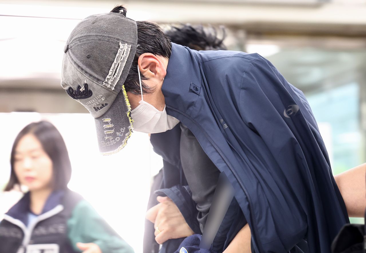 배우 김규리 자택에 침입해 강도 행각을 벌여 강도상해 혐의를 받는 40대 남성 A씨가 지난 22일 오후 서울 서초구 서울중앙지방법원에서 열린 구속 전 피의자 심문(영장실질심사)에 고개를 숙인 채 출석하고 있다. 뉴스1