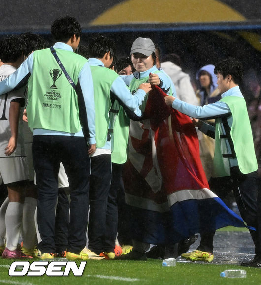 [OSEN=수원, 이대선 기자] 수원FC 위민은 20일 수원종합운동장에서 열린 2025-2026시즌 아시아축구연맹(AFC) 여자 챔피언스리그(AWCL) 4강전에서 북한 평양 내고향여자축구단과 경기에서 1-2로 패배했다.경기 종료 후 내고향여자축구단 선수단이 인공기를 펼치고 기념촬영을 하고 있다. 2026.05.20 /sunday@osen.co.kr