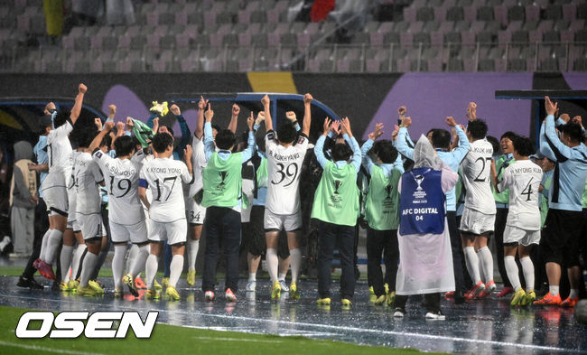 [OSEN=수원, 이대선 기자] 수원FC 위민은 20일 수원종합운동장에서 열린 2025-2026시즌 아시아축구연맹(AFC) 여자 챔피언스리그(AWCL) 4강전에서 북한 평양 내고향여자축구단과 경기에서 1-2로 패배했다.경기 종료 후 내고향여자축구단 선수들이 승리의 기쁨을 나누고 있다. 2026.05.20 /sunday@osen.co.kr